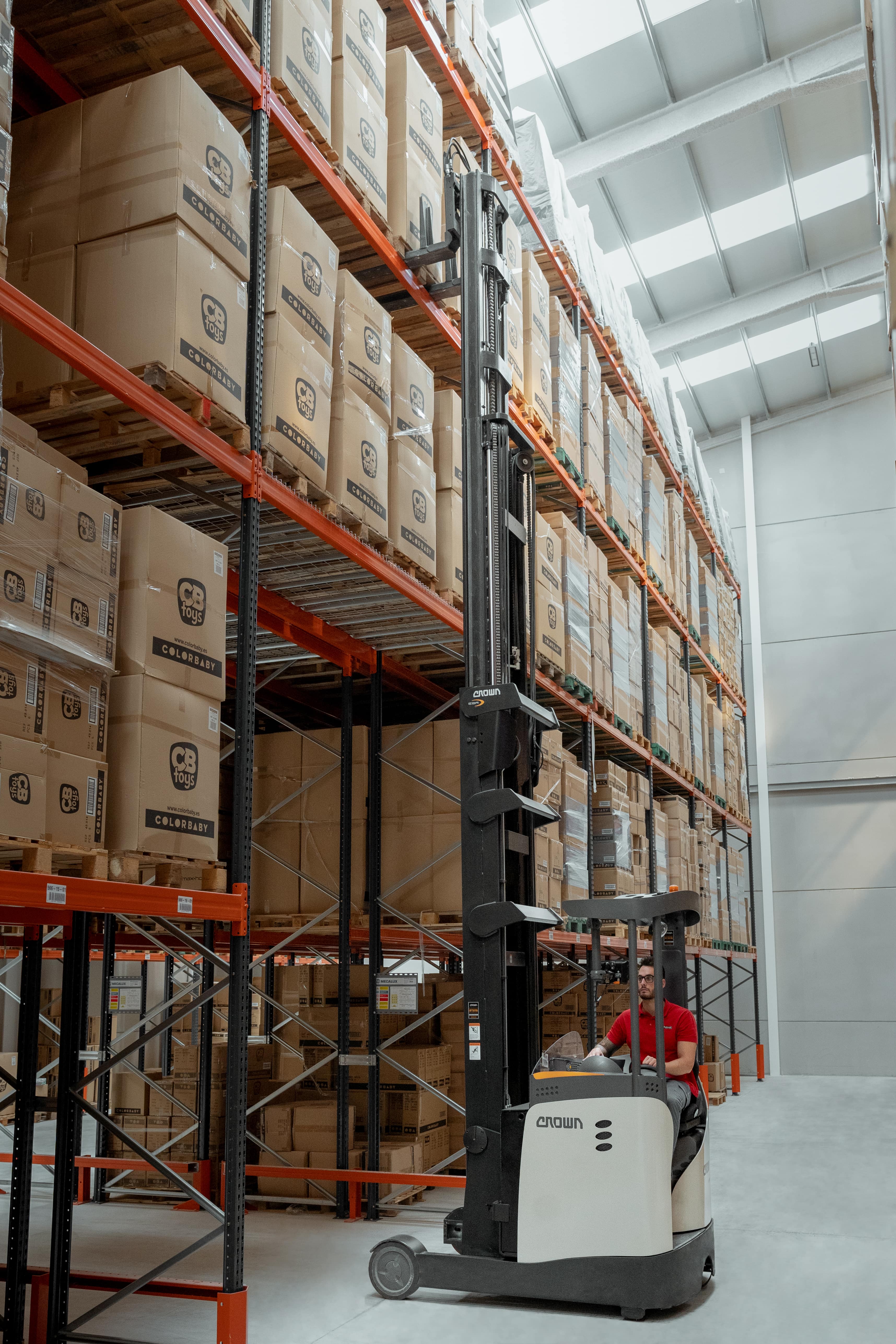 Colorbaby elige la versátil flota de Crown para su centro de distribución nacional cerca de Alicante, España